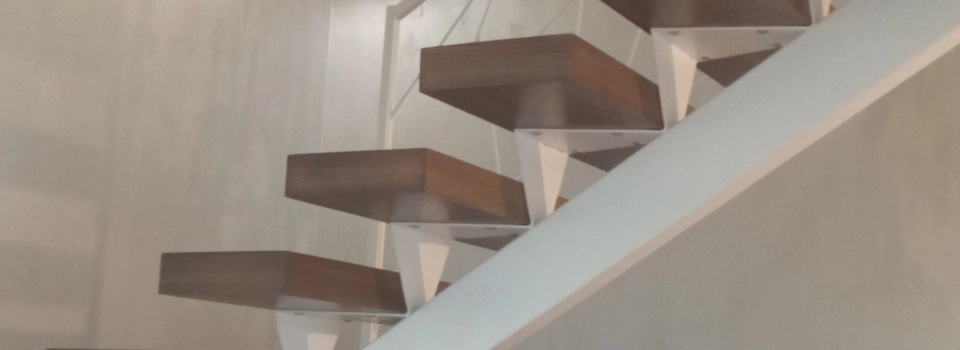 drewniane schody z białym obiciem